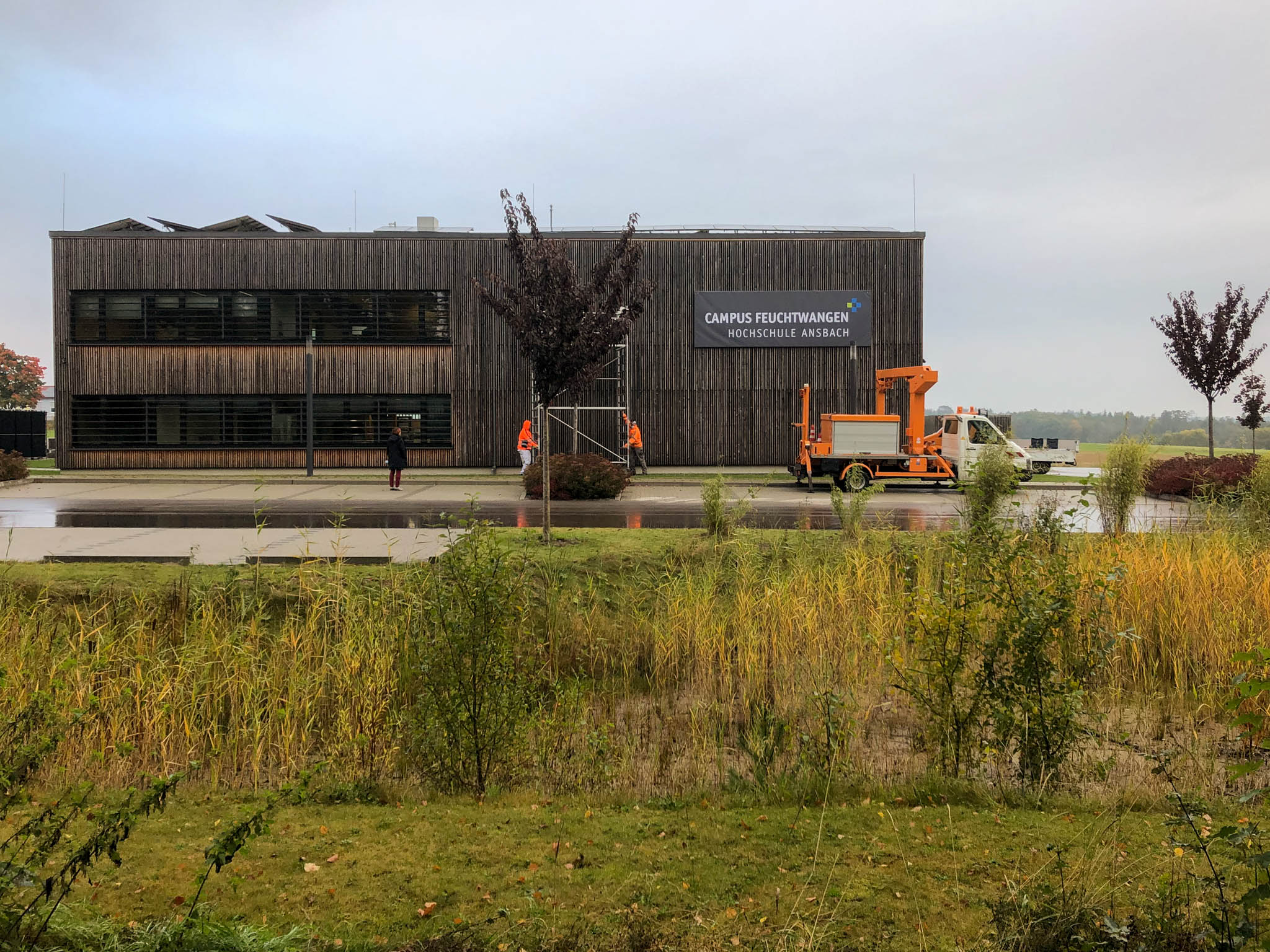 Montage des Campus-Schildes