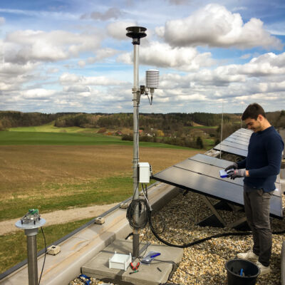 Wetterstation Campus Feuchtwangen Thomas Haupt bei der Montage der Wetterstation