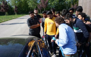 Prof. Johannes Jungwirth zeigt den Studierenden die Anschlüsse der E-Tankstelle