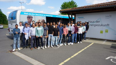 Gruppenbild vor dem Haus der Energiezukunft in Wunsiedel