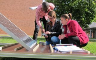 SES und AIW Studierende bei Experimenten mit dem Photovoltaik-Labor