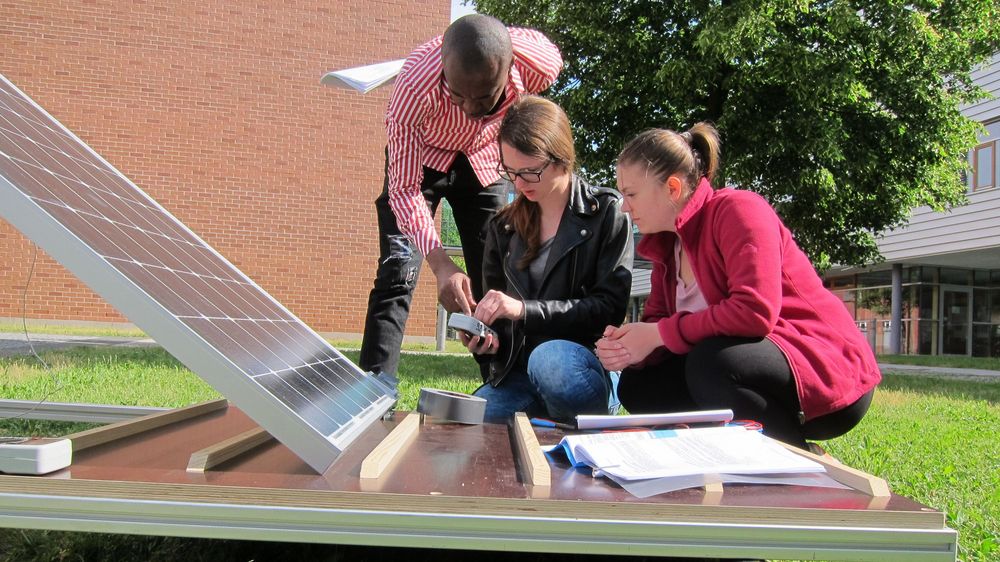 SES und AIW Studierende bei Experimenten mit dem Photovoltaik-Labor