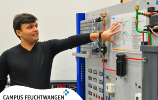 Bilde von Prof. Dr.-Ing. Haresh Vaidya, wie er eine Wärmepumpe erklärt