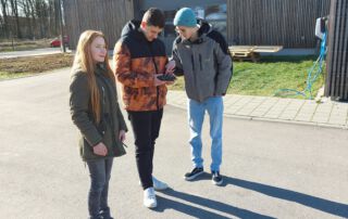 Moritz Albert von der Bayerischen Drohnenakademie erklärt Liah und A- lessandro, was beim Steuern einer Drohne alles beachtet werden muss.