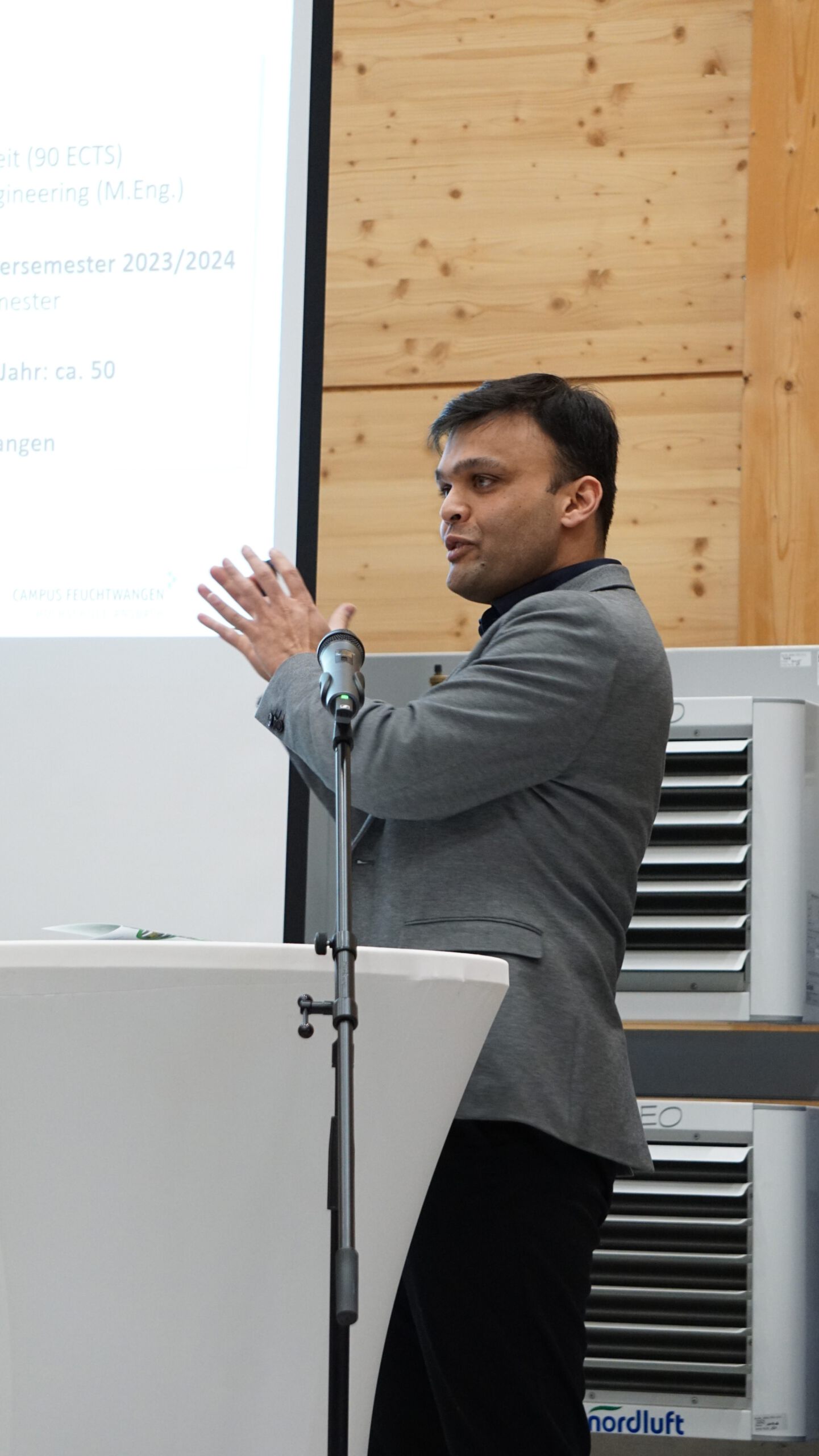 Prof. Dr.-Ing. Haresh Vaidya bei seinem Vortag über den neuen Studiengang „Sustainable Building Systems“