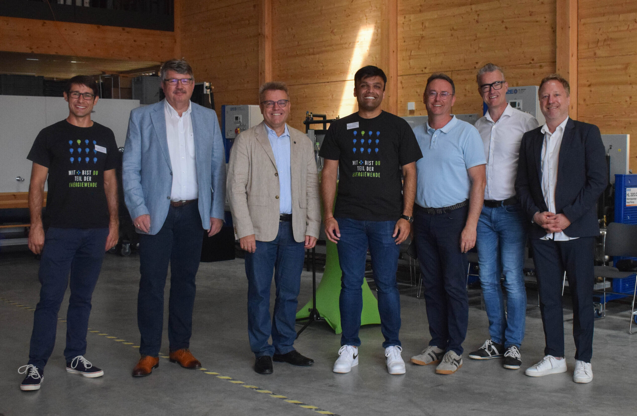 Koordinator Dr. Gerd Hofmann, Wolfgang Neukirchner, Stefan Horndasch, Campusleiter Prof. Haresh Vaidya, Herbert Lindörfer, Patrick Ruh und Vizepräsident Prof. Markus Paul (v.l.n.r.).