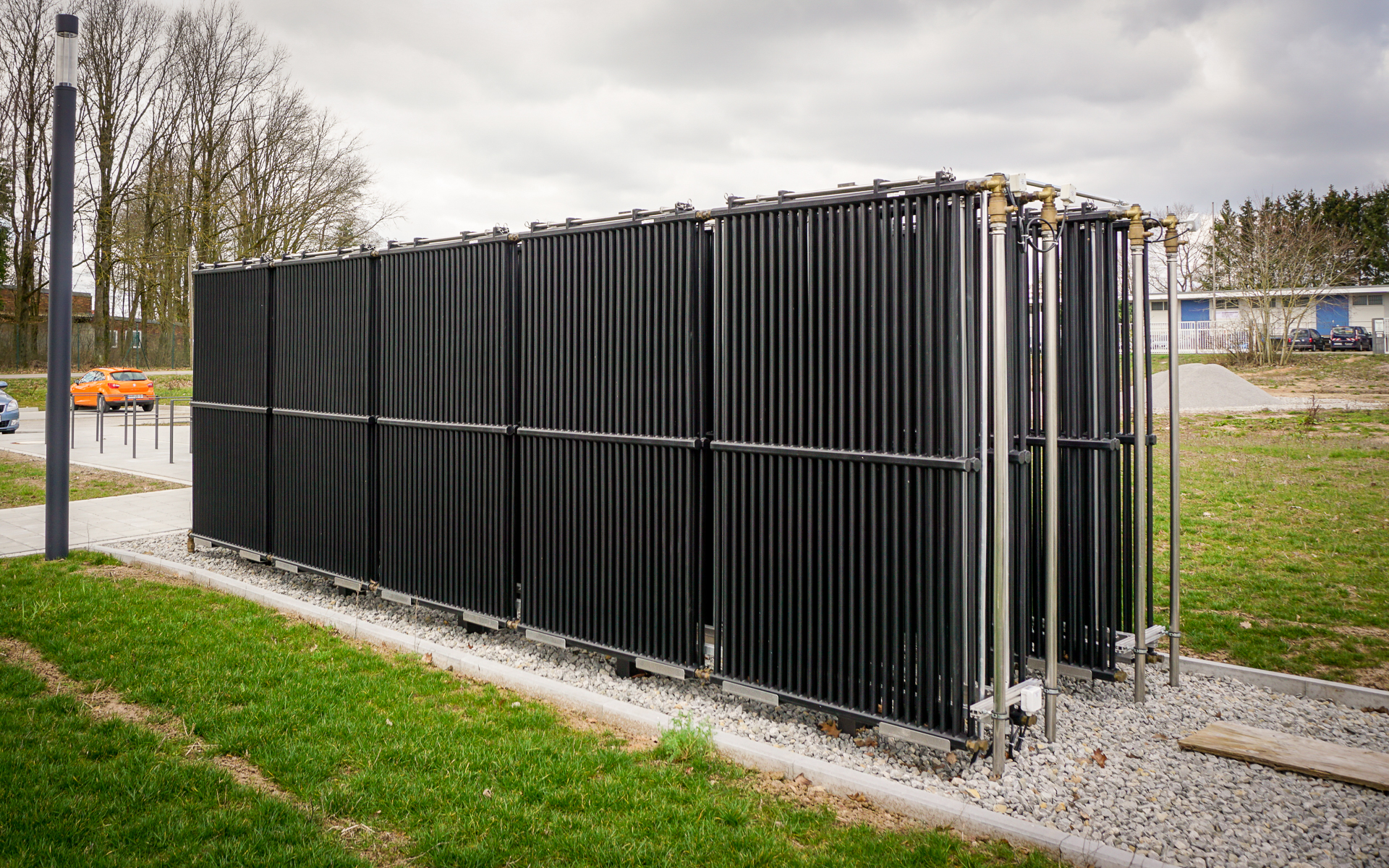 IMG_002 Abb.: Der Energiezaun aus einer Vielzahl an Solar-Luft-Absorbern am Campus Feuchtwangen musste für die Erweiterung weichen und wird künftig durch ein größeres und leistungsfähigeres Model ersetzt