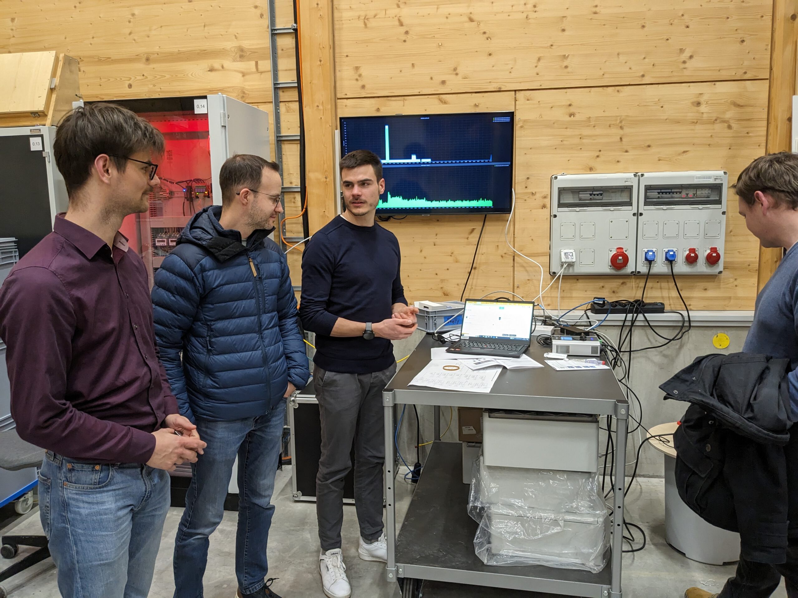 Thomas Haupt bei der Führung durch den Campus. Begleitet wird er von drei Besuchern des Energy-Talks