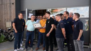 Alle Gäste folgen gespannt dem Livestream der Drohnenkamera, während sie ihre einprogrammierte Flugmission über die Felder fliegt.