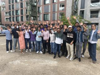 Gruppenbild, der Studenten, die bei der Exkursion dabei waren. Sie stehen zusammen vor dem Hauptgebäude